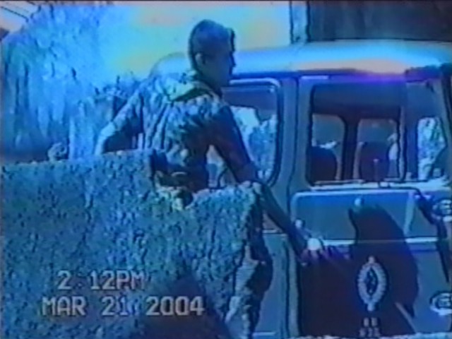 Homem usando roupa camuflada e viatura do Exército na favela