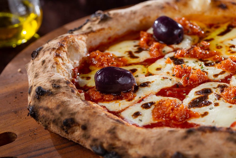 Além da napolitana, carro-chefe da La Braciera Pizzaria, outra boa pedida é a pizza de burrata ao pesto de tomate seco com trufas negras (Foto: La Braciera Pizzaria / Divulgação)