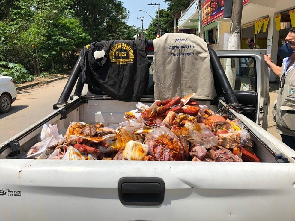 Alimentos impróprios para o consumo encontrados em açougues de Campos, RJ, foram levados para um aterro sanitário. — Foto: Divulgação/Vigilância Sanitária