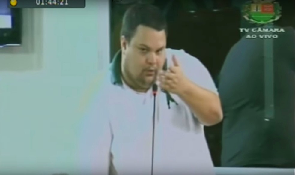 O vereador Samuel Sandrin (PR) durante sessÃ£o na CÃ¢mara Municipal de SertÃ£ozinho (SP) (Foto: ReproduÃ§Ã£o/TV CÃ¢mara)