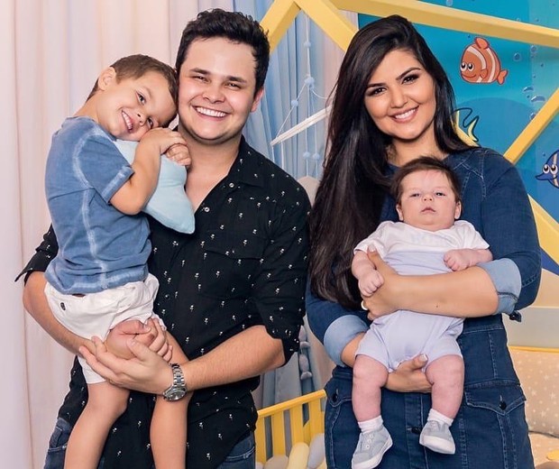 Matheus Aleixo com Paula Aires e os filhos Davi e João Pedro (Foto: Reprodução/Instagram)