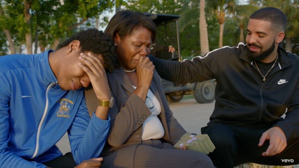 Drake distribuiu dinheiro para an&ocirc;nimos em clipe &mdash; Foto: Reprodu&ccedil;&atilde;o