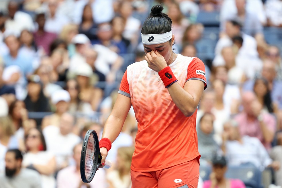 Ons Jabeur, da Tunísia, lamenta erro e tenta se concentrar na final do US Open contra Iga Swiatek, da Polônia — Foto: Matthew Stockman/Getty Images