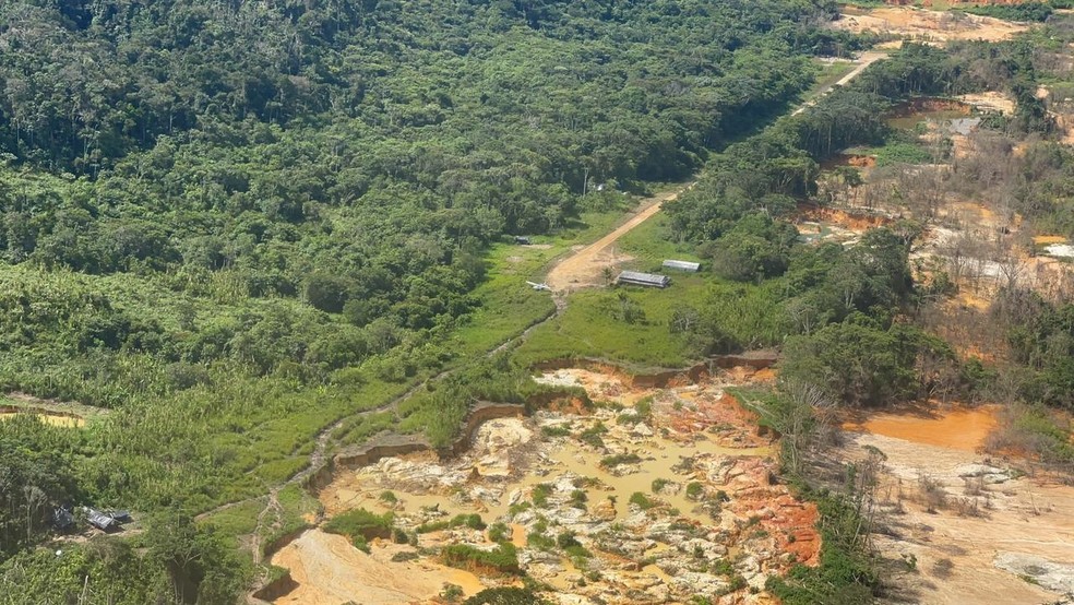 Imagem aérea mostra pista no meio da floresta onde Yanomami de 25 anos foi atropelado na Terra Yanomami, em Roraima — Foto: Júnior Hekurari Yanomami/Condisi-YY/Divulgação