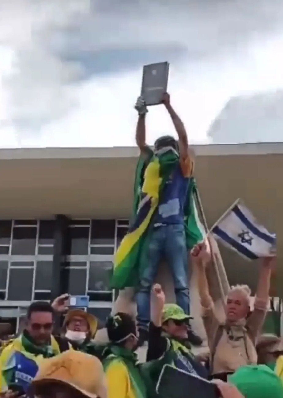Bolsonarista ergue réplica da Constituição roubada