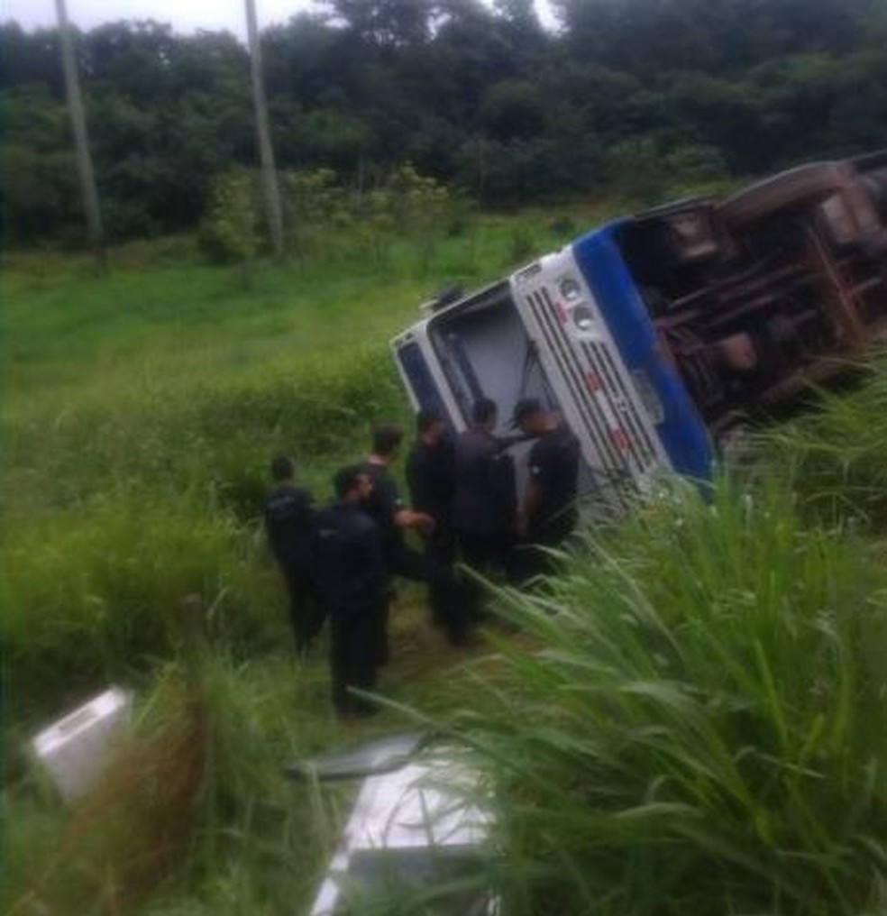 Ônibus tomba em estrada perto de presídio de Xuri, em Vila Velha (Foto: David Dantas/ VC no ESTV)