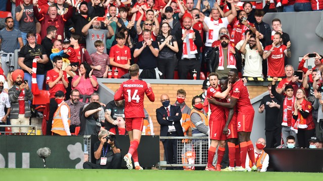 Jogadores do Liverpool comemoram gol de Mané contra o Crystal Palace