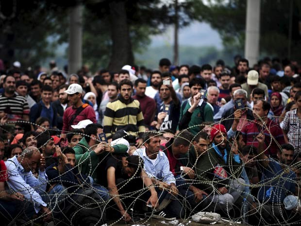 Migrantes esperam neste sábado (22) na fronteira da Grécia com a MAcedônia, esperando entrar na cidade de Gevgelija (Foto: REUTERS/Ognen Teofilovski)