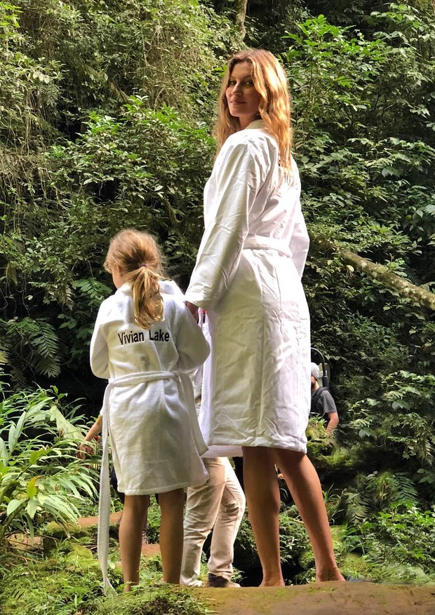 Gisele Bündchen combina roupão branco com Vivian Lake (Foto: Reprodução/Instagram)
