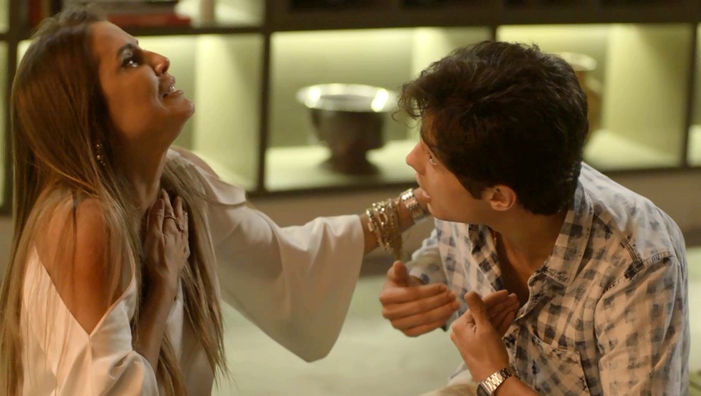 Lógico que Karola faz aquele drama para Valentim (Foto: TV Globo)