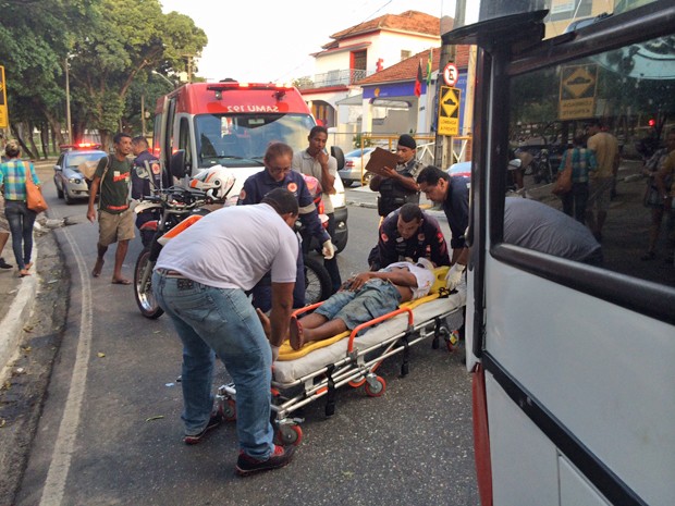 Homem atropelado foi levado para o Hospital de Trauma (Foto: Walter Paparazzo/G1)