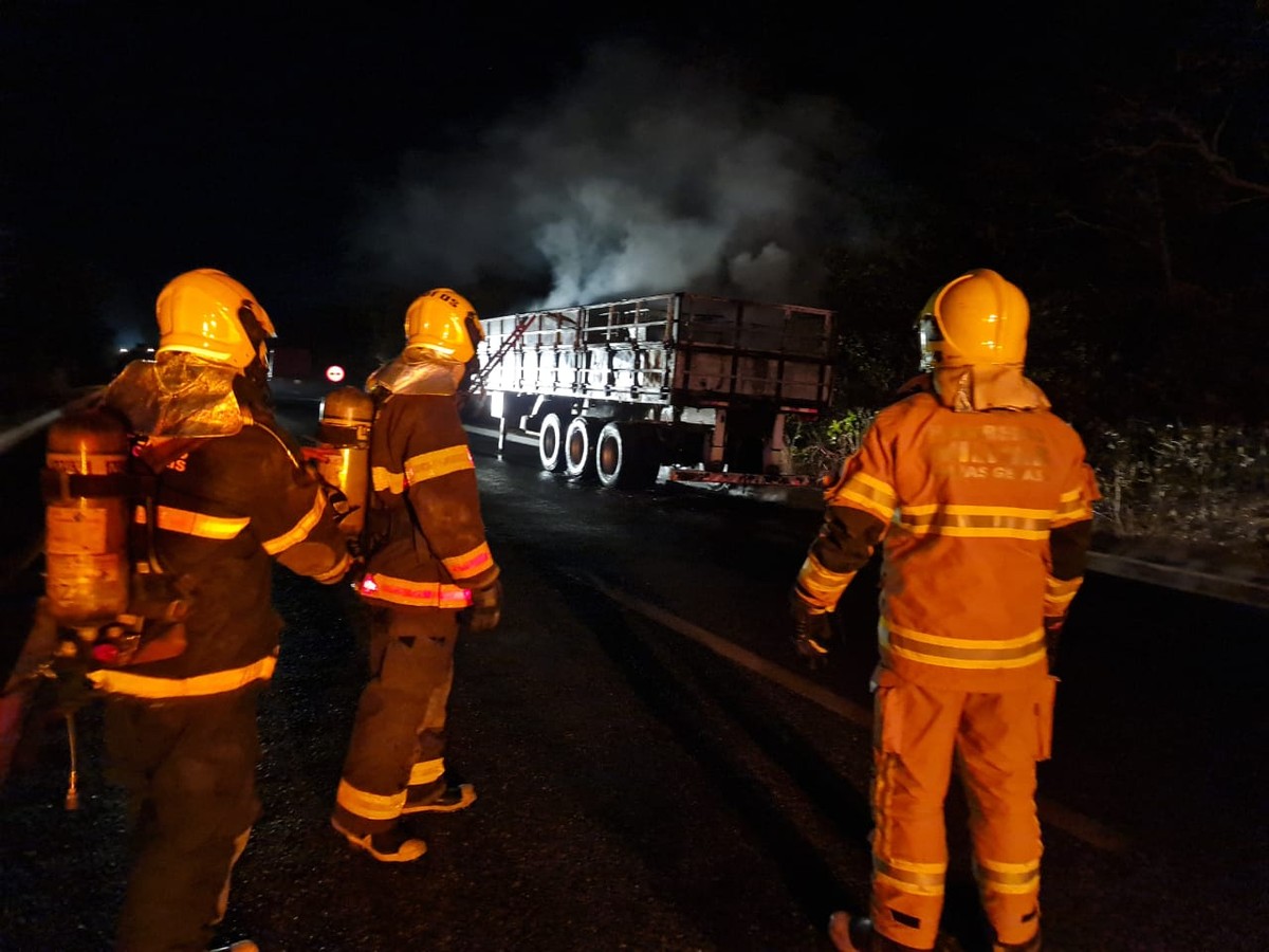 Bombeiros combatem incêndio em carreta carregada com produto químico na BR-251