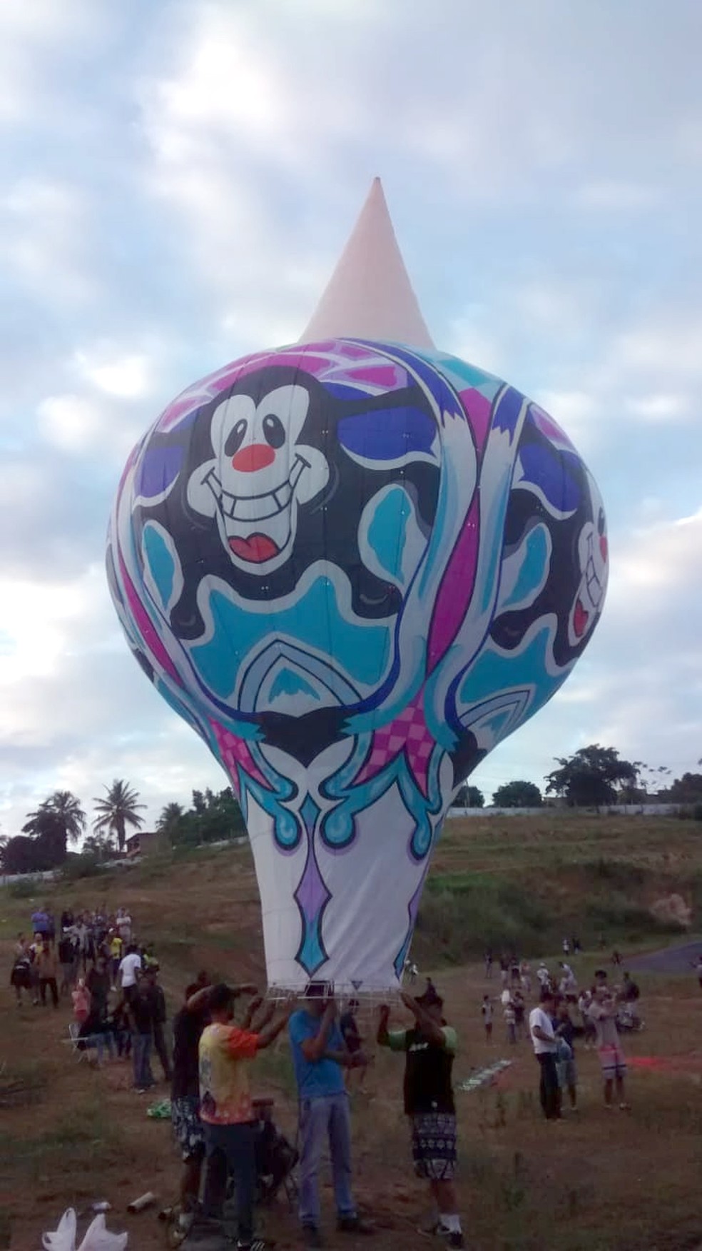 Imagens Mostram Balao Aceso Caindo Perto De Predio Na Zona Sul De Niteroi Rj Rio De Janeiro G1
