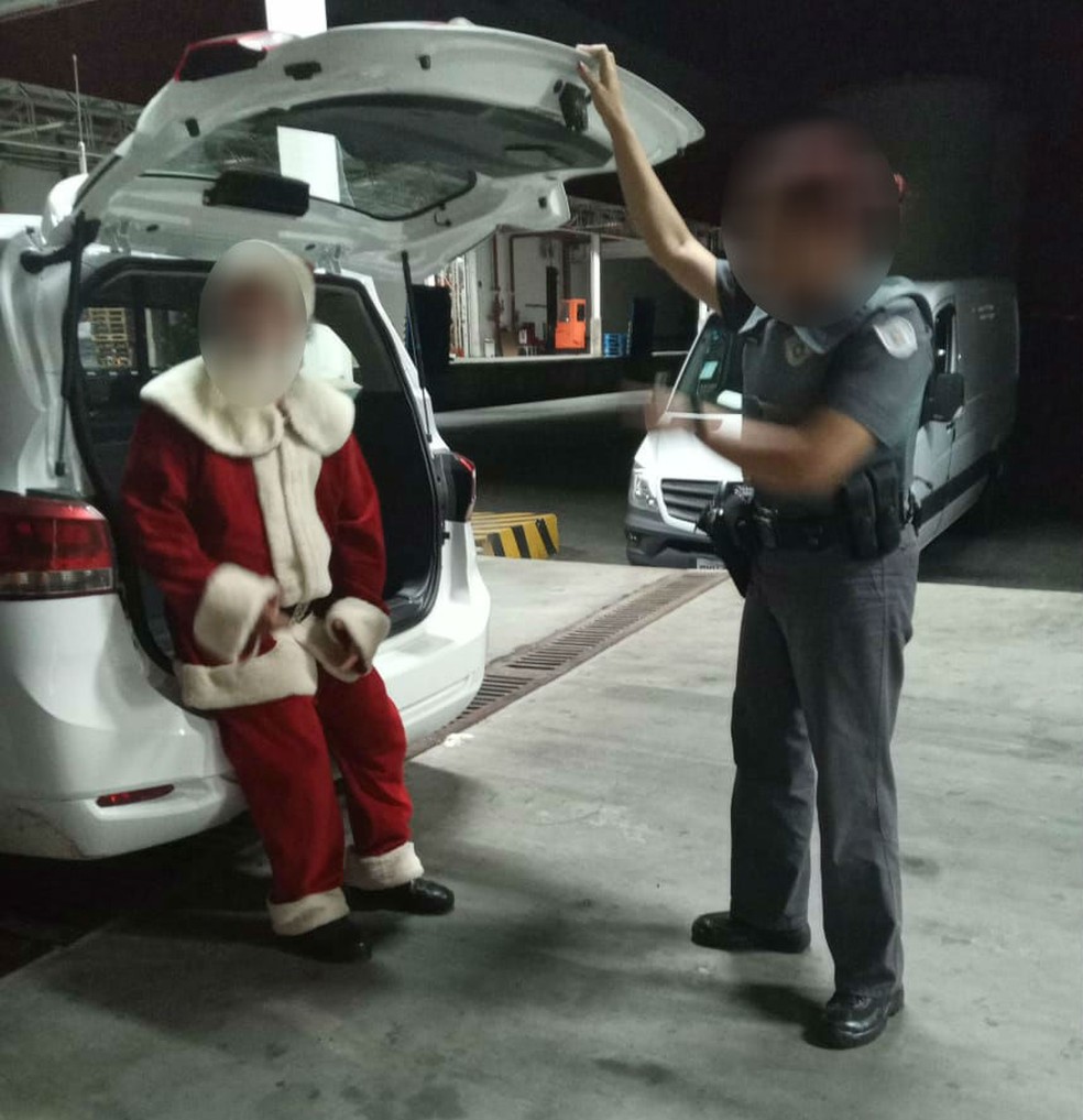 Papai Noel é suspeito de mostrar vídeo pornográfico para meninas em shopping de São José  — Foto: Polícia Militar/Divulgação