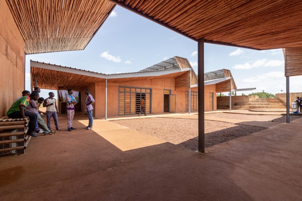 Francis Kéré constrói universidade a partir de argila e madeira de eucalipto (Foto: Divulgação)