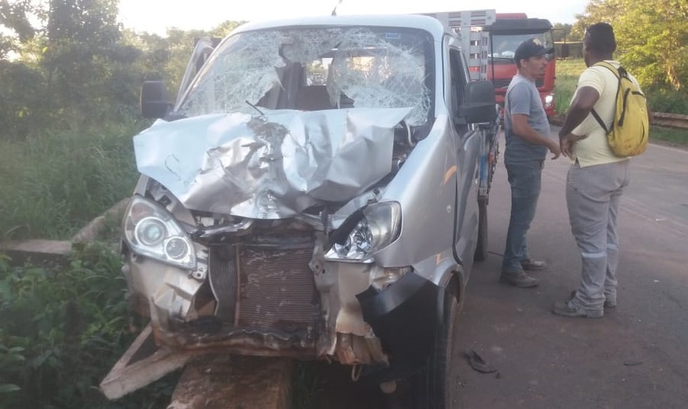 Após o acidente, caminhonete ficou com a sua frente completamente destruída — Foto: Divulgação/Polícia Rodoviária Federal