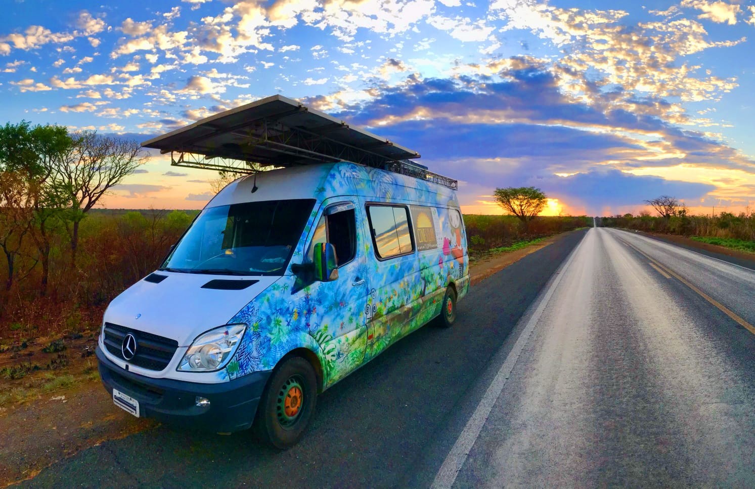 Cinema movido a energia solar exibe filmes de forma gratuita em Tapiraí
