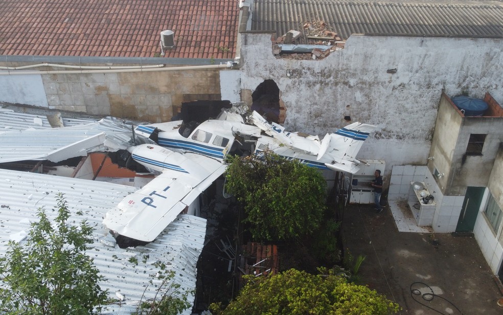 Avião cai em cima de casa em Goiânia e dois morrem, Goiás — Foto: José Washington/TV Anhanguera