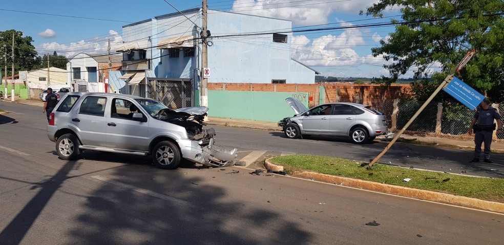 Dois carros, duas motos e um poste foram atingidos no acidente em Itapetininga — Foto: Douglas Belan/TV TEM