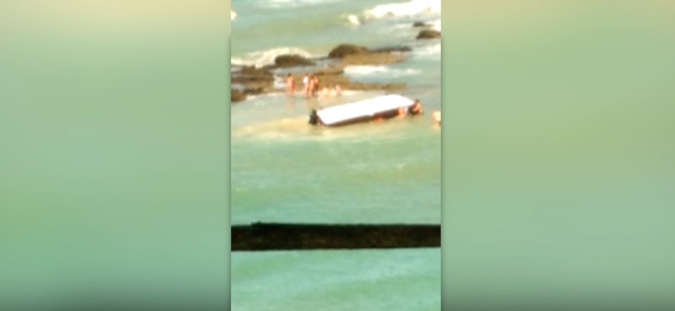 Lancha vira e cinco pessoas ficam feridas na praia da Pipa, no RN — Foto: Inter TV Cabugi/Reprodução