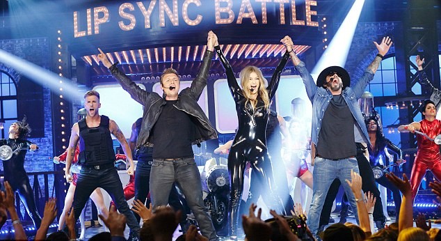 Gigi Hadid e os ex-integrantes do Backstreet Boys (Foto: Divulgação)