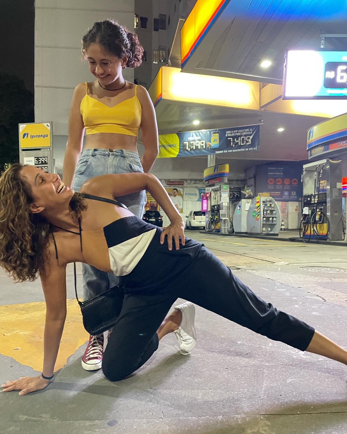 Camila Pitanga se diverte com a filha no posto (Foto: reprodução/instagram)