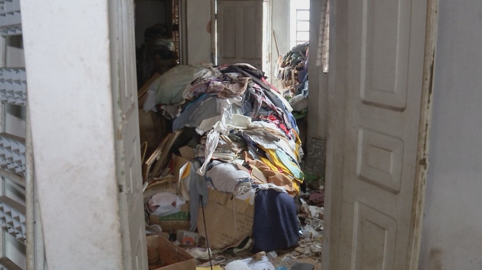 Roupas e diversos materiais eram acumulados em casa de Agudos — Foto: Reprodução/TV TEM