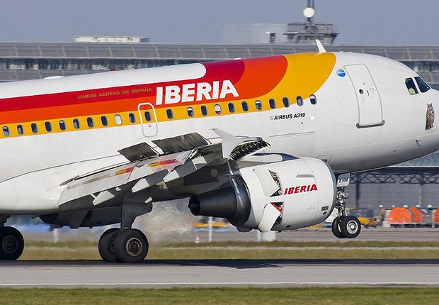 Avião da companhia aérea Iberia decola do aeroporto internacional de Barajas, em Madri, na Espanha (Foto: Getty Images)