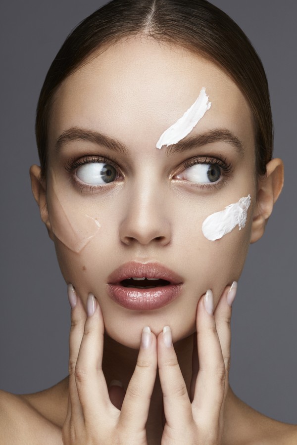 studio beauty shot of a beautiful woman with lotion spots on her face (Foto: Getty Images)
