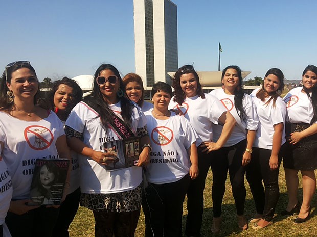 Mulheres do grupo 'BSB Plus Size' em frente ao Congresso Nacional (Foto: Isabella Formiga/G1 DF)