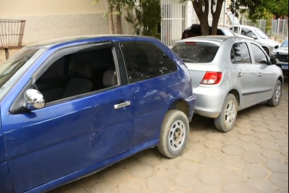 Carros usados pelos criminosos foram apreendidos — Foto: Polícia Militar/ Divulgação