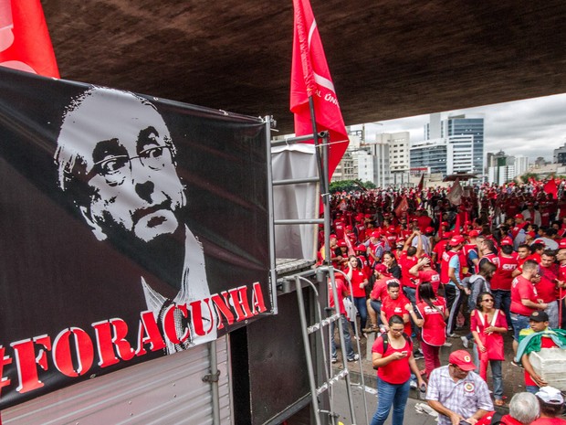 Um cartaz pedindo a saída do presidente da Câmara dos Deputados, Eduardo Cunha, é visto durante protesto de movimentos sociais e centrais sindicais na Avenida Paulista, em São Paulo (Foto: Dario Oliveira/Código 19/Estadão Conteúdo)