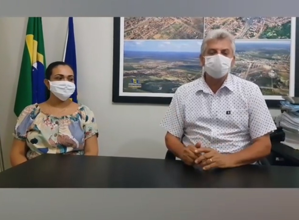 Prefeito Vilmar Cappellaro e secretária de saúde anunciam primeiro caso de morte em Lagoa Grande pelo novo coronavírus — Foto: Reprodução/ Redes Sociais 