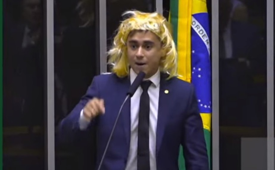 Nikolas Ferreira veste peruca em discurso preconceituoso na tribuna da Câmara