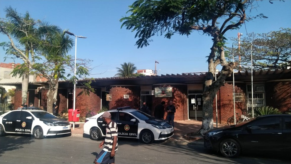 Mandados de busca e apreensão foram cumpridos na Prefeitura de Arraial do Cabo, no RJ — Foto: Paulo Henrique Cardoso/Inter TV RJ