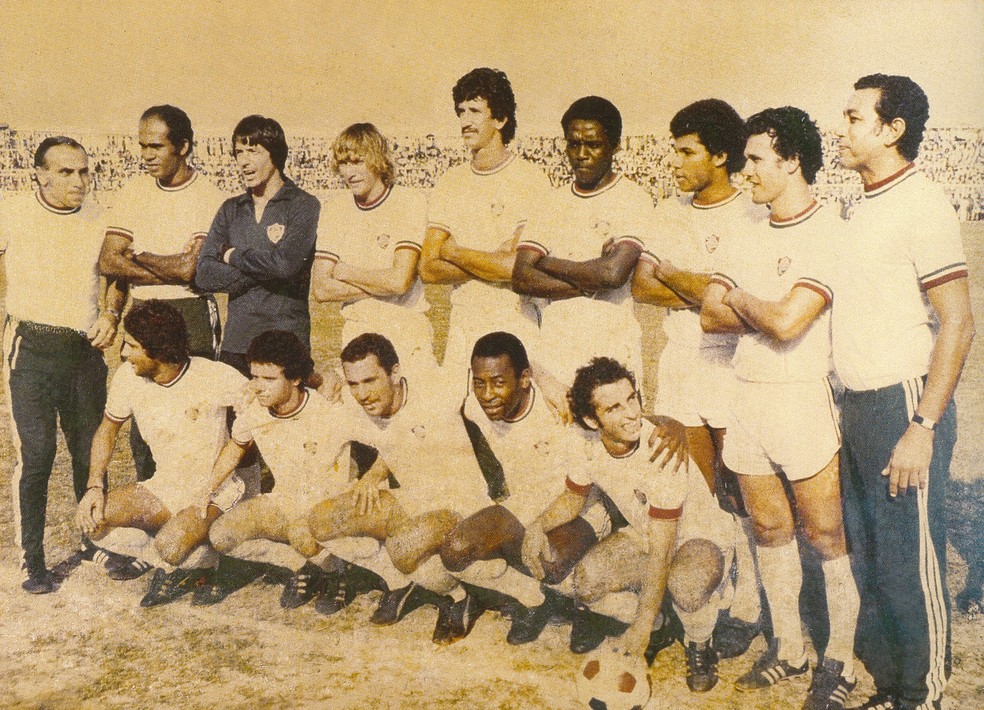 Pelé agachado (o 4º da esq; para a dir.) com o Fluminense na Nigéria — Foto: Acervo Flu Memória