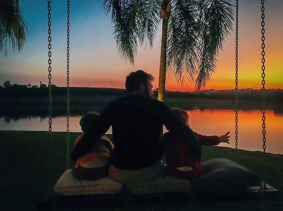 Thales Bretas posta foto poética com os filhos — Foto: Reprodução/Instagram