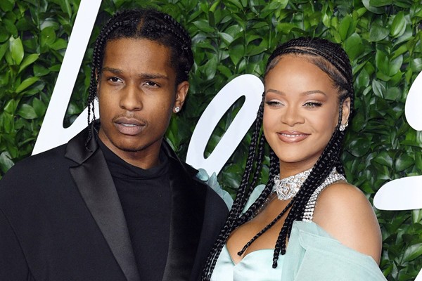 O rapper A$AP Rocky e a cantora Rihanna no The Fashion Awards 2019 em Londres (Foto: Getty Images)