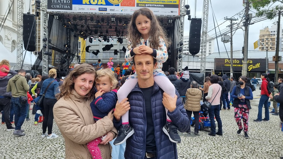Adriano Pinheiro e Fabíola Stencel levaram as filhas Manuela e Lívia para assistir Tra-lá-lá & Fuzuê — Foto: Divulgação