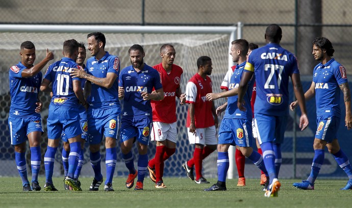 Torcedores fazem fila em busca de ingresso para a estreia do Cruzeiro