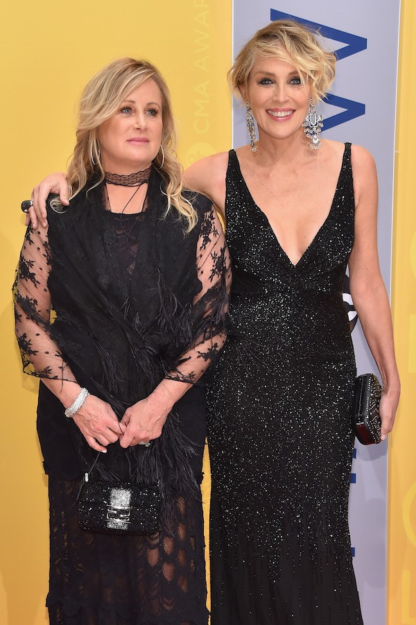 A atriz Sharon Stone acompanhada de sua irmã (Foto: Getty Images)