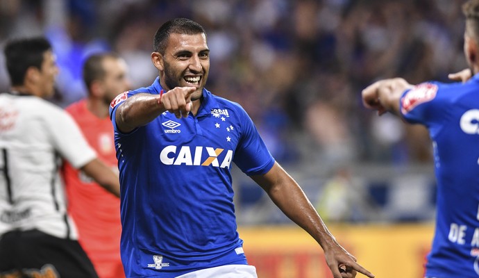 Ramón Ábila é sondado por clube da China, e meia argentino é oferecido