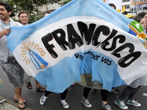 Peregrinos argentinos carregam bandeira com nome do Papa (Foto: Clayton de Souza/Estadão Conteúdo)