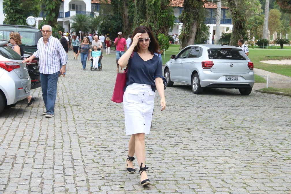 Fernanda Torres chega para votar no Rio — Foto: AgNews