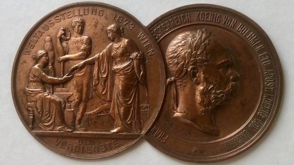 Pryce Jones participou de exposições em todo o mundo e ganhou várias medalhas, como esta na Feira de Viena de 1873. — Foto: NEWTOWN TEXTILE MUSEUM via BBC