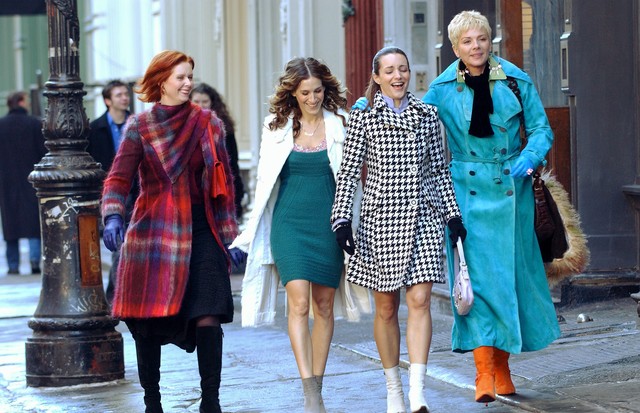 UNITED STATES - FEBRUARY 02:  Cynthia Nixon, Sarah Jessica Parker, Kristin Davis and Kim Cattrall (l. to r.) walk along Greene St. during filming of a scene for the last episode of "Sex and the City." Shooting was wrapped up for the TV series' sixth and f (Foto: NY Daily News via Getty Images)
