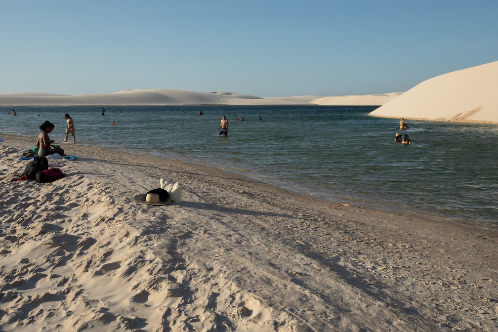 Lagoas são ponto de relaxamento e paradas em meio às andanças nos Lençóis Maranhenses — Foto: Celso Tavares/G1