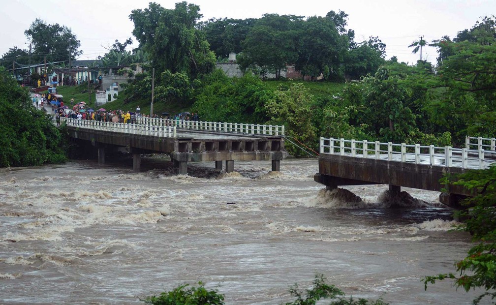 Parte de ponte na cidade de Zaza del Medio desmoronou (Foto: AFP Photo)
