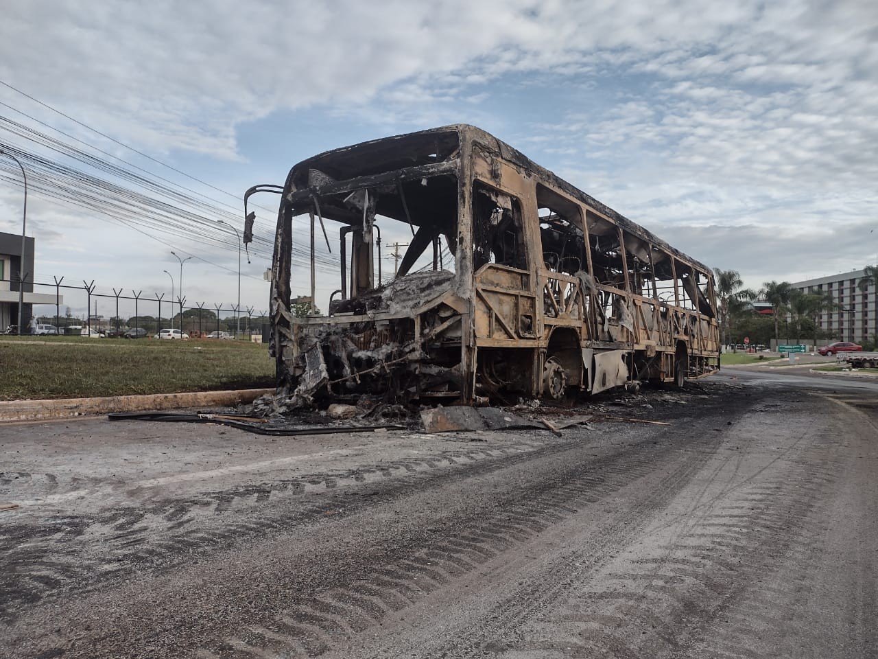 Ônibus que foi queimado por manifestantes bolsonaristas em Brasília — Foto: Eduardo Gonçalves/Agência O Globo 