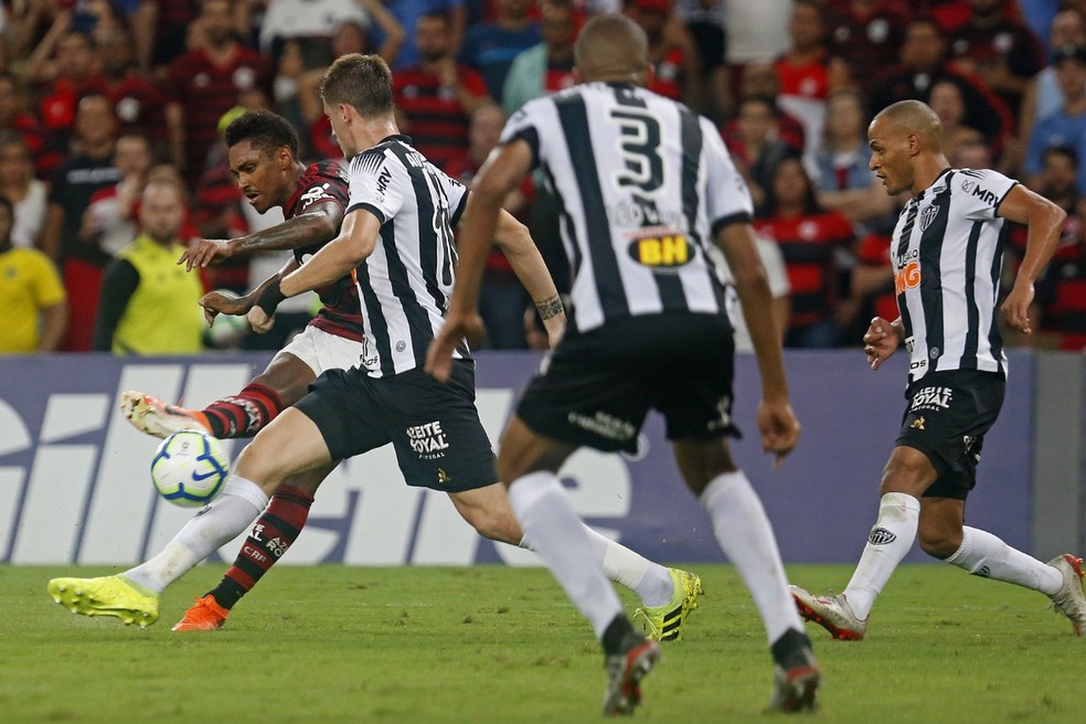 Vitinho finaliza para colocar o Flamengo em vantagem: 2 a 1 &mdash; Foto: Foto FC